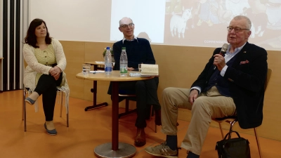 Barbara Sauer und Ruprecht Polenz (rechts) gaben beim von Ulrich Herz (Mitte) moderierten Elternabend viele wertvolle Tipps, wie man Kindern die Demokratie näherbringen kann. (Foto: Helmut Meixner)