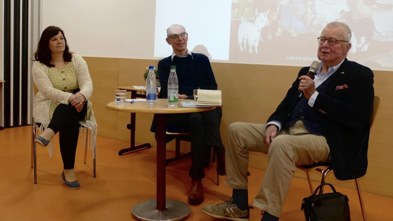 Barbara Sauer und Ruprecht Polenz (rechts) gaben beim von Ulrich Herz (Mitte) moderierten Elternabend viele wertvolle Tipps, wie man Kindern die Demokratie näherbringen kann. (Foto: Helmut Meixner)