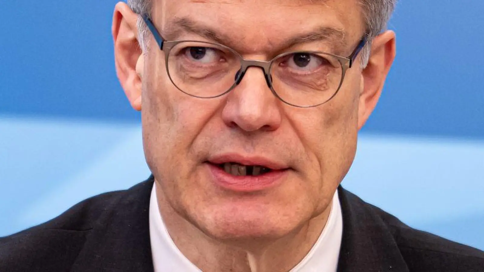 Schnieder mahnt weiter zur Vorsicht (Archivbild). (Foto: Fabian Sommer/dpa)