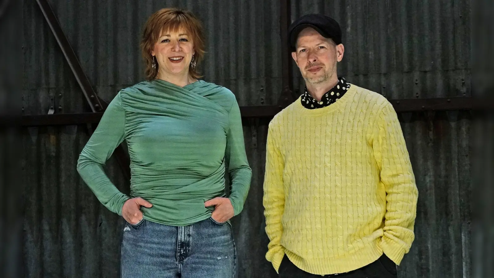 Bringen den „Tanz mit den Sternen” im Theater Ansbach auf die Bühne: die Regisseurin Laura Remmler und der Musiker Denis Fischer. Premiere ist am Samstag, 18. April. (Foto: Elke Walter)