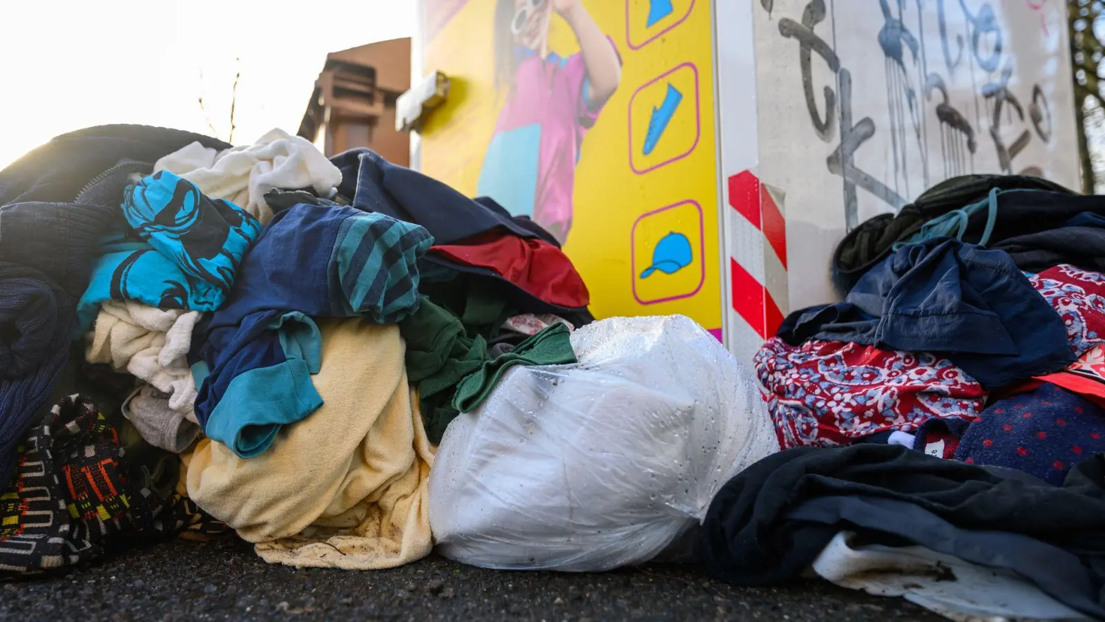 Was wird aus alter Kleidung? Umweltminister Carsten Schneider (SPD) plant neue Regeln. (Symbolbild) (Foto: Hendrik Schmidt/dpa)