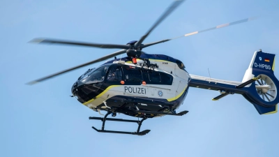 Auch ein Polizeihubschrauber war bei der Suche nach der Familie im Einsatz. (Symbolbild) (Foto: Stefan Puchner/dpa)