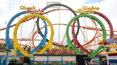 Beim Aufbau der legendären „Olympia Looping“-Achterbahn wurde ein Arbeiter tödlich verletzt. (Foto: Lennart Preiss/dpa)