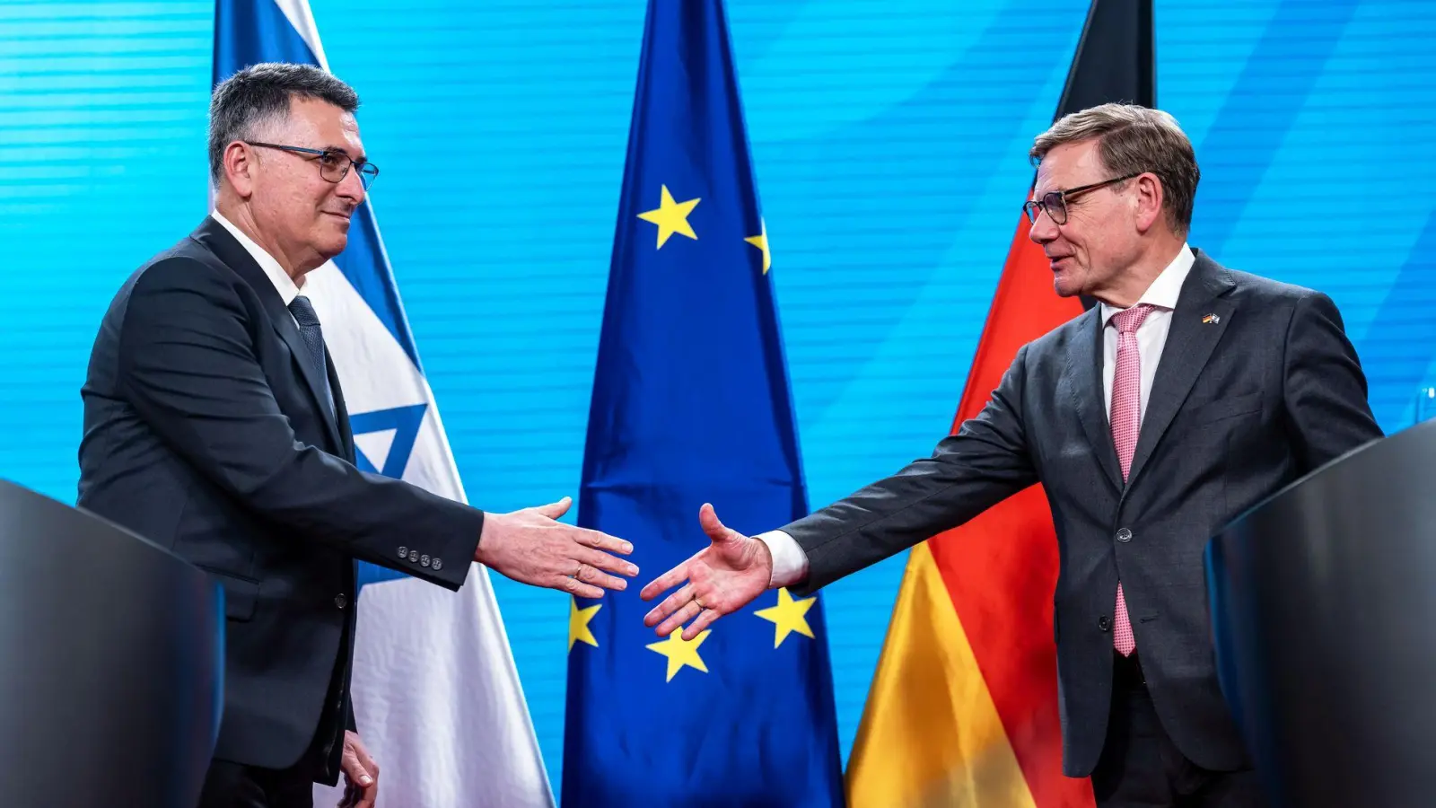 Außenminister Wadephul ruft in einer Pressekonferenz mit seinem israelischen Kollegen Saar den Iran zur Rückkehr an den Verhandlungstisch auf  (Foto: Michael Kappeler/dpa)
