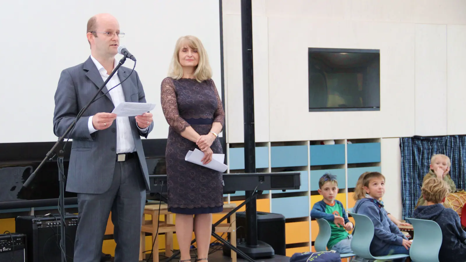 Oberbürgermeister Dr. Markus Naser lobte bei der Eröffnung das Engagement von Schulleiterin Brigitte Wagner. (Foto: Pauline Held)