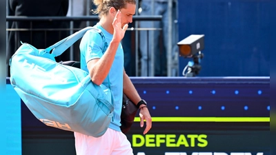 Alexander Zverev verabschiedet sich nach seiner Halbfinalniederlage vom Publikum in München. (Foto: Sven Hoppe/dpa)