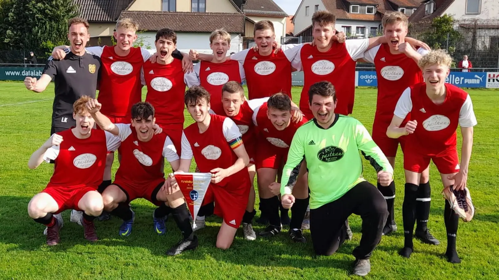 Kreisliga-Meister SG Schillingsfürst/Dombühl, hintere Reihe von links: Co-Trainer Leon Kilinc, Janne Schurz, Eric Mitlacher, Jan Teutscher, Nico Hofmann, Bendix Wohlfahrt, Jakob Schuster.- Vordere Reihe, v. l.: Mark Riedel, Luca Rühl, Timo Dürr, Maxime Irmer, Julius Löschel, Michael Wagner, Jonas Härpfer. Es fehlt Trainer Thore Beck. (Foto: Otmar Lorey)