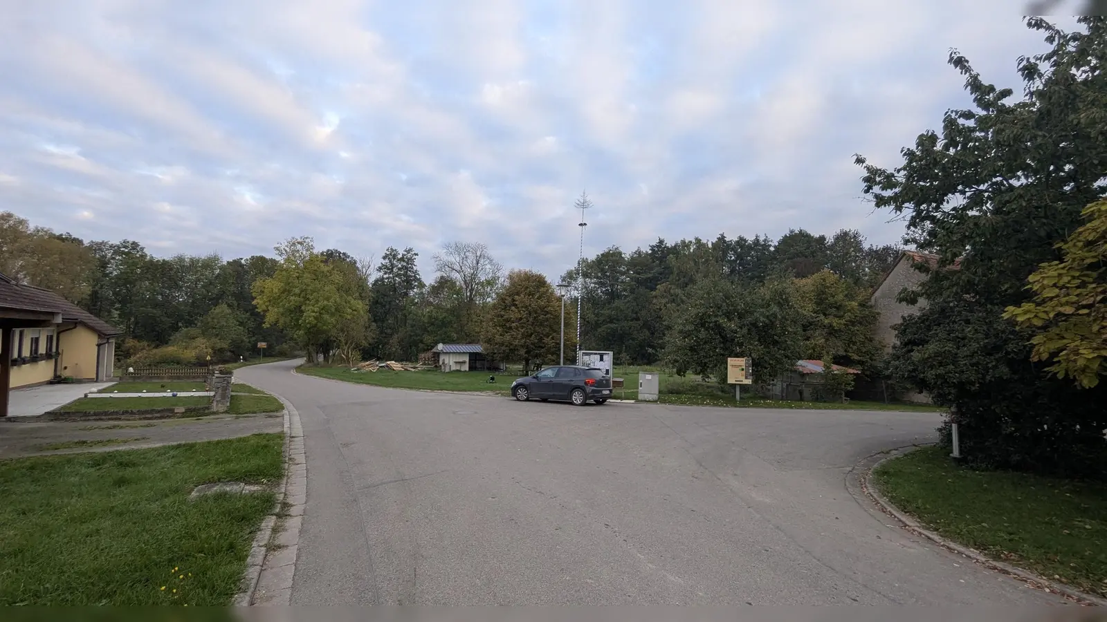 Im Gemeindeteil Erlbach ist die Verkehrssituation an der Stelle, an welcher der Bus hält, für Schulkinder bisher nicht gut. Laut Bürgermeister Manuel Döhler soll auf dem Grundstück links vorne für diesen Zweck ein geschützter Wartebereich errichtet werden. Auch ein Tempolimit wird dort als wünschenswert erachtet. (Foto: Jürgen Binder)