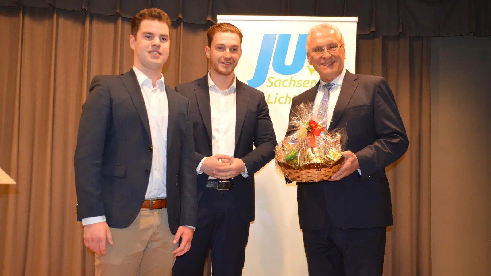 JU-Ortsvorsitzender Jan Meyer (links) und Kreisvorsitzender Valentin Huber mit Innenminister Joachim Herrmann. (Foto: Peter Tippl)