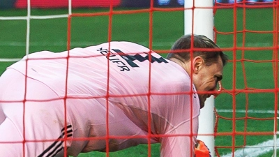 Manuel Neuer sah beim Tor der Berliner unglücklich aus.  (Foto: Andreas Gora/dpa)