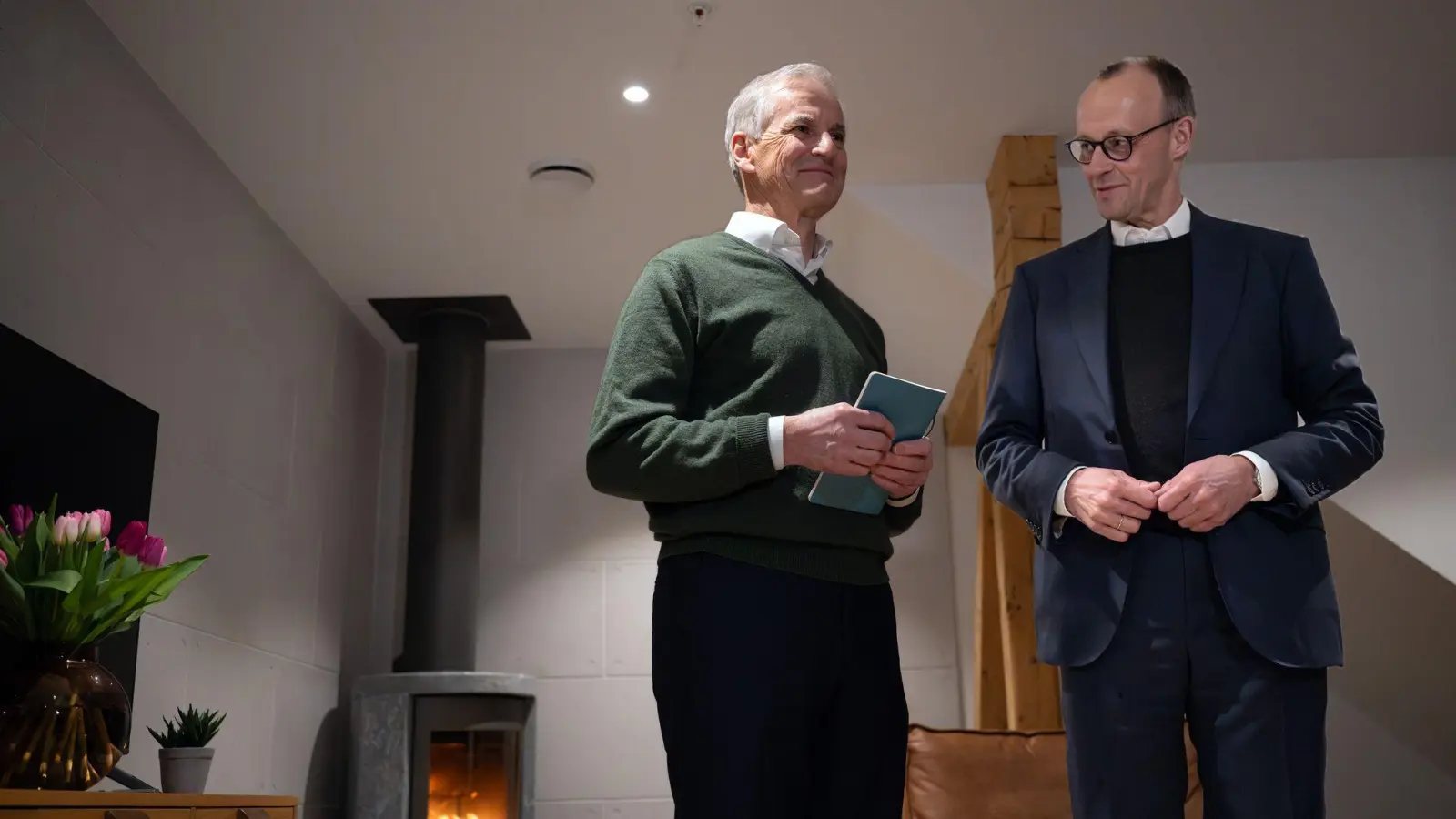 Gleich nach der Ankunft traf sich der Kanzler mit Norwegens Regierungschef zum Vier-Augen-Gespräch. (Foto: Soeren Stache/dpa)