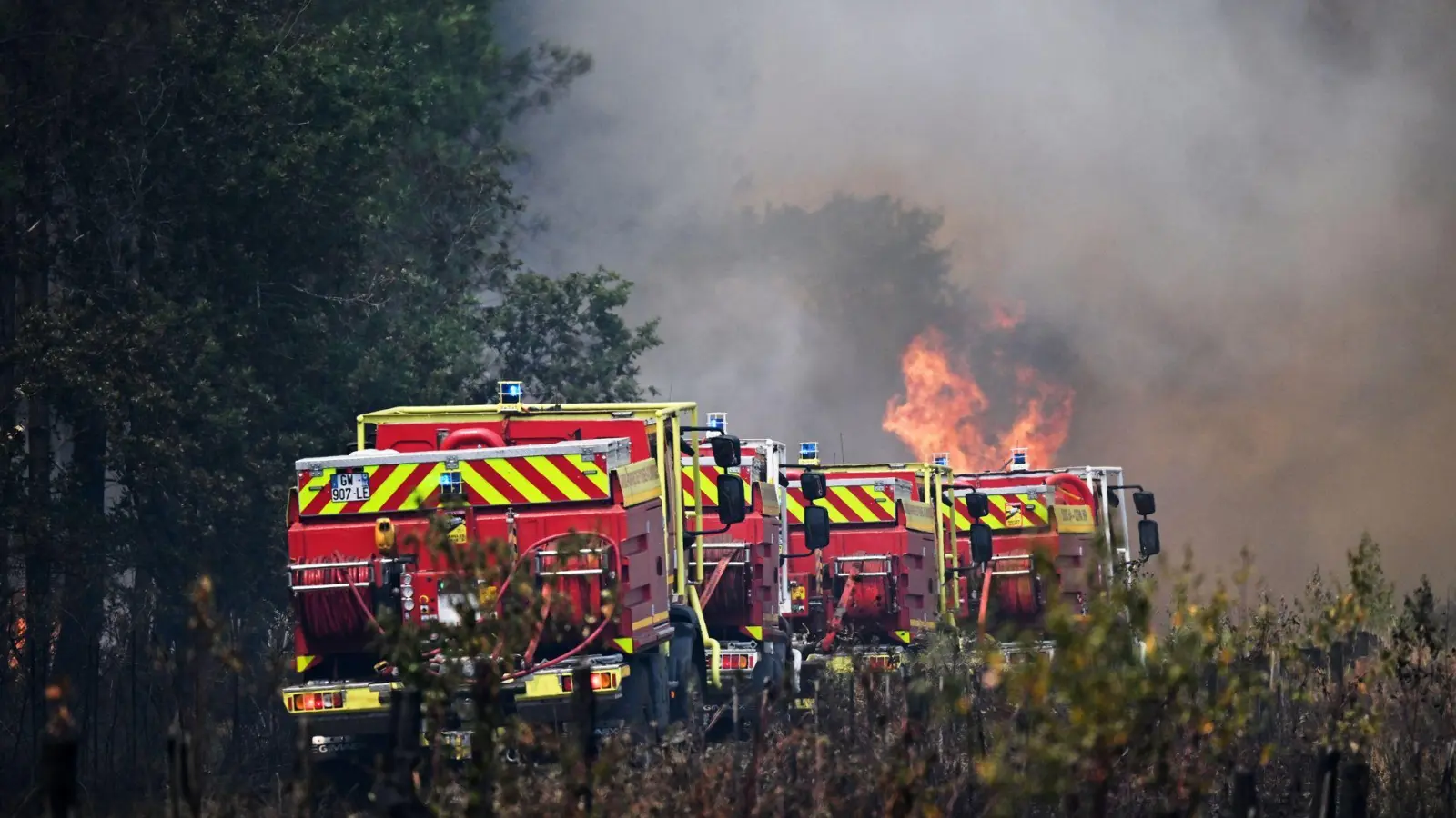Die Feuerwehr kämpft bei Bordeaux weiter gehen großflächige Waldbrände. (Foto: Emma Da Silva/AP/dpa)