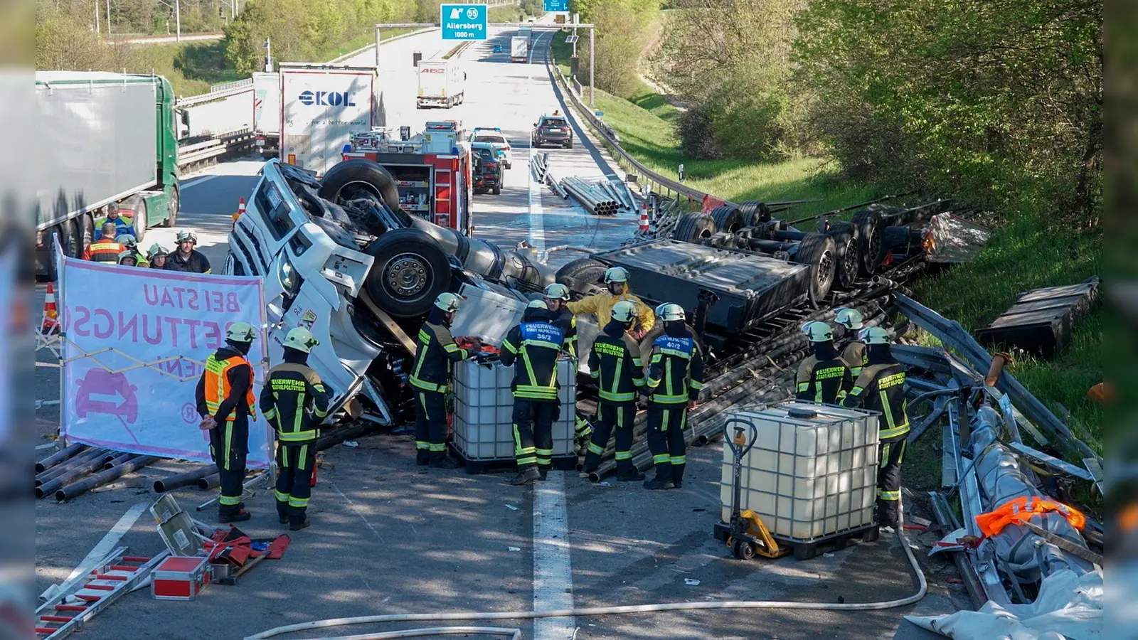 Rettungskräfte sind vor Ort an der Unfallstelle. (Foto: Lars Haubner/NEWS5/dpa)
