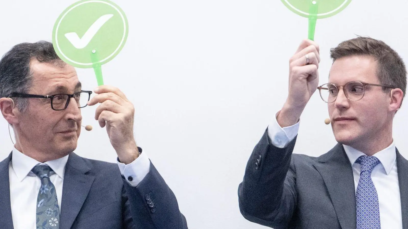 Wer hat am Ende die Nase vorne? Zwischen Grünen-Spitzenkandidat Cem Özdemir und CDU-Frontmann Manuel Hagel zeichnet sich wenige Tage vor der Landtagswahl in Baden-Württemberg ein enges Rennen ab. (Archivbild) (Foto: Marijan Murat/dpa)