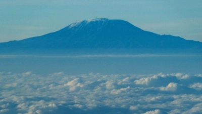 Der Gipfel des Kilimandscharo ragt aus der Wolkendecke hervor. (Archivbild) (Foto: Xie Jianfei/XinHua/dpa)