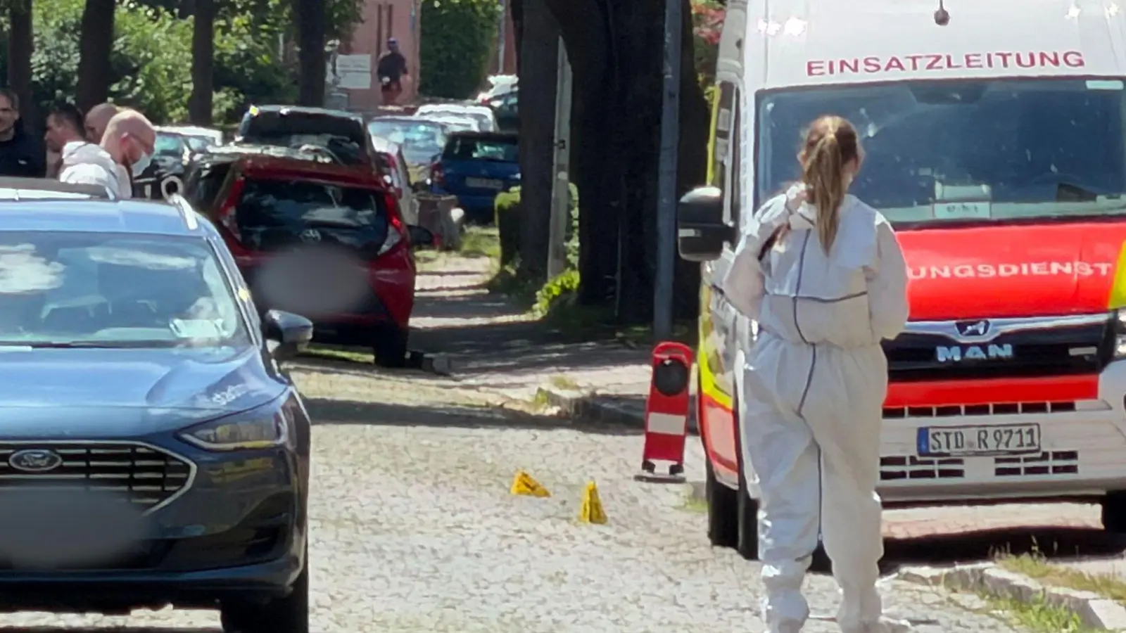 Einsatzkräfte riegelten den Tatort ab. (Foto: Fabian Höfig/NEWS5/dpa)
