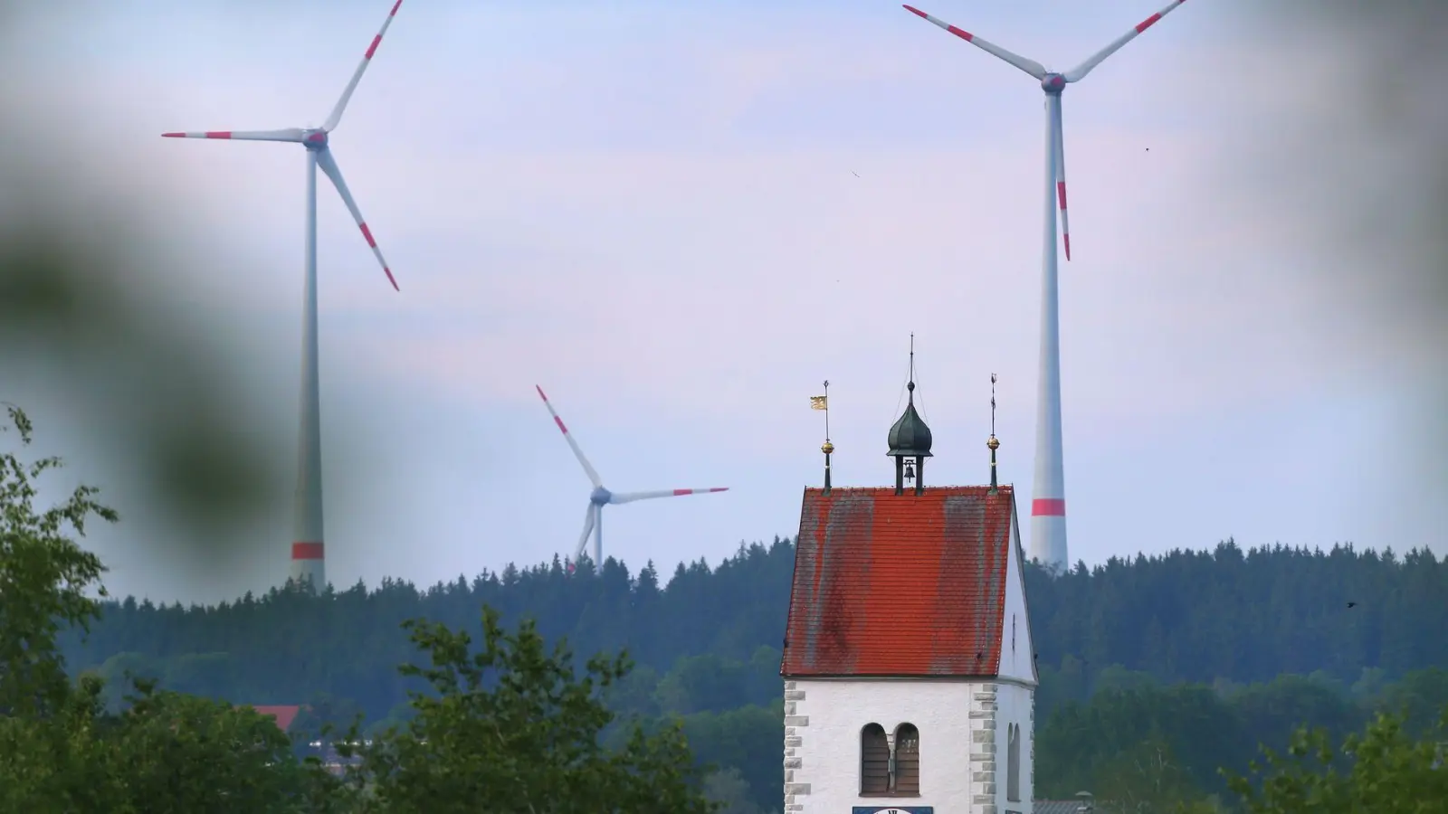 Kommunen und kommunale Unternehmen sind gegen einen Entwurf von Wirtschaftsminister Hubert Aiwanger (Freie Wähler) zur Beteiligung von Bürgern an den Erträgen aus Erneuerbaren Energien. (Symbolbild) (Foto: picture alliance / dpa)