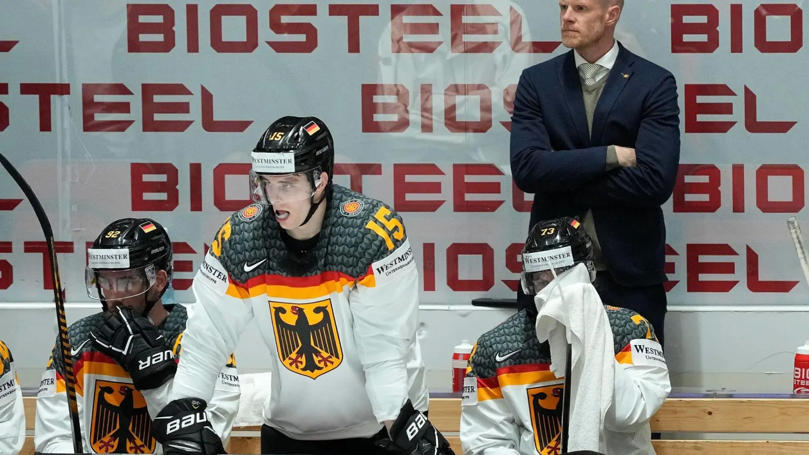 Für Bundestrainer Toni Söderholm (r) und das deutsche Team war im WM-Viertelfinale Schluss. (Foto: Martin Meissner/AP/dpa)