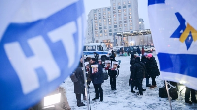 Teilnehmer stehen während einer Kundgebung vor der Berlinale-Eröffnung für die israelischen Schauspieler Ariel und David Cunio, die sich in Gefangenschaft der Hamas befinden, auf dem Potsdamer Platz. (Archivbild) (Foto: Sebastian Christoph Gollnow/dpa)