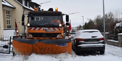 Zentimeter trennen das Streufahrzeug und den geparkten Wagen. Um ihn passieren zu können, muss Jörg Deyerling ein Stück auf den Gehweg ausweichen. (Foto: Ute Niephaus)