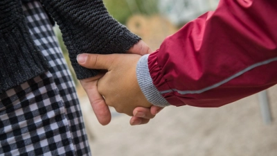 Als Bezugsperson da sein, wenn man gebraucht wird – so gelingt es, die seelische Gesundheit von Kindern und Jugendlichen zu stärken. (Foto: Christin Klose/dpa-tmn)
