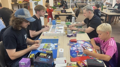 Hier treffen Generationen aufeinander: Egal ob Grundschulkind oder Erwachsener&nbsp;– das gemeinsame Hobby verbindet die Kundinnen und Kunden (Foto: Mara Stingl)