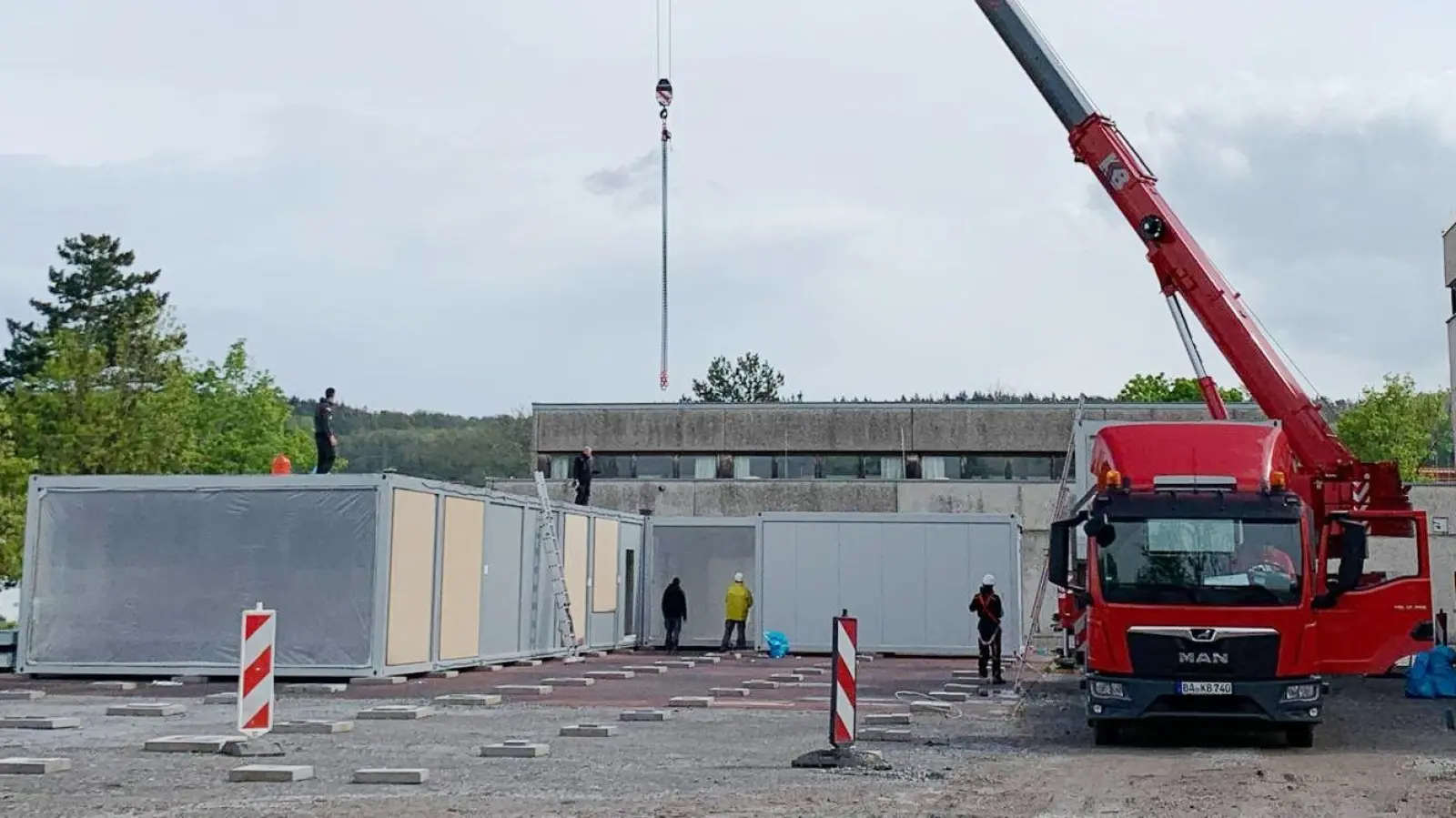 Die Bauarbeiten an der Ehegrundschule in Sugenheim starteten im April 2024. (Foto: Anton Schiefer)