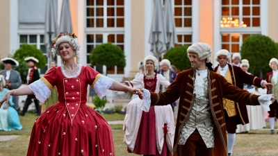 Elegante Tänze aus der Barockzeit sind bei den Rokoko-Festspielen in Ansbach zu erleben. Im vergangenen Jahr feierte das Spektakel seinen 75. Geburtstag.  (Archivbild: Manfred Blendinger)