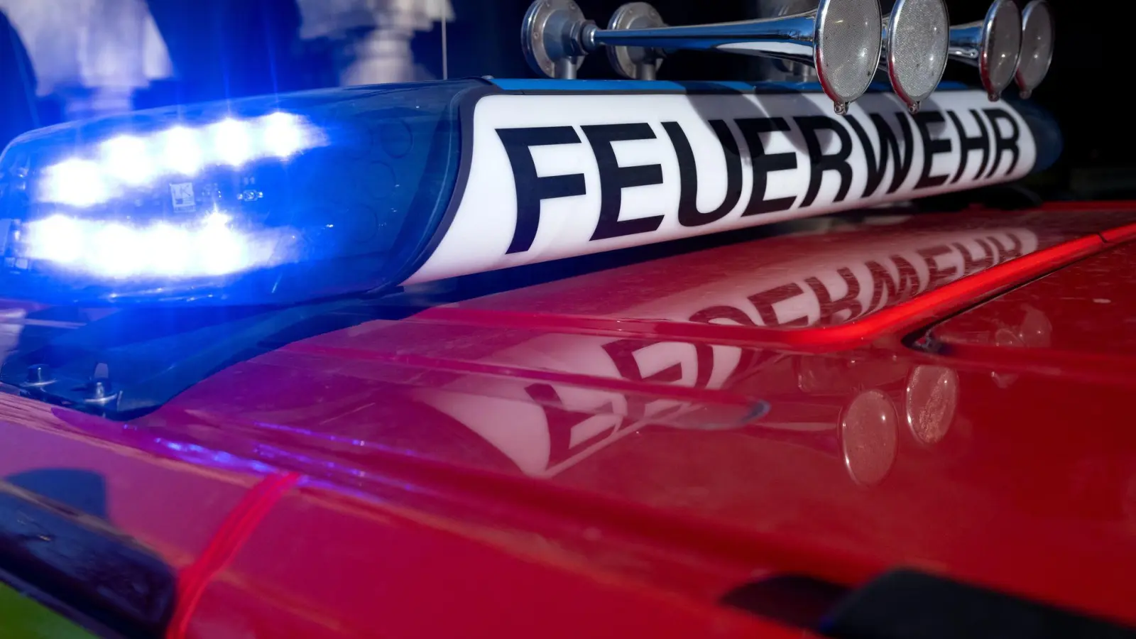 Ein Großaufgebot der Feuerwehr löscht einen in Brand geratenen Transporter auf der A94. (Symbolbild) (Foto: Sven Hoppe/dpa)