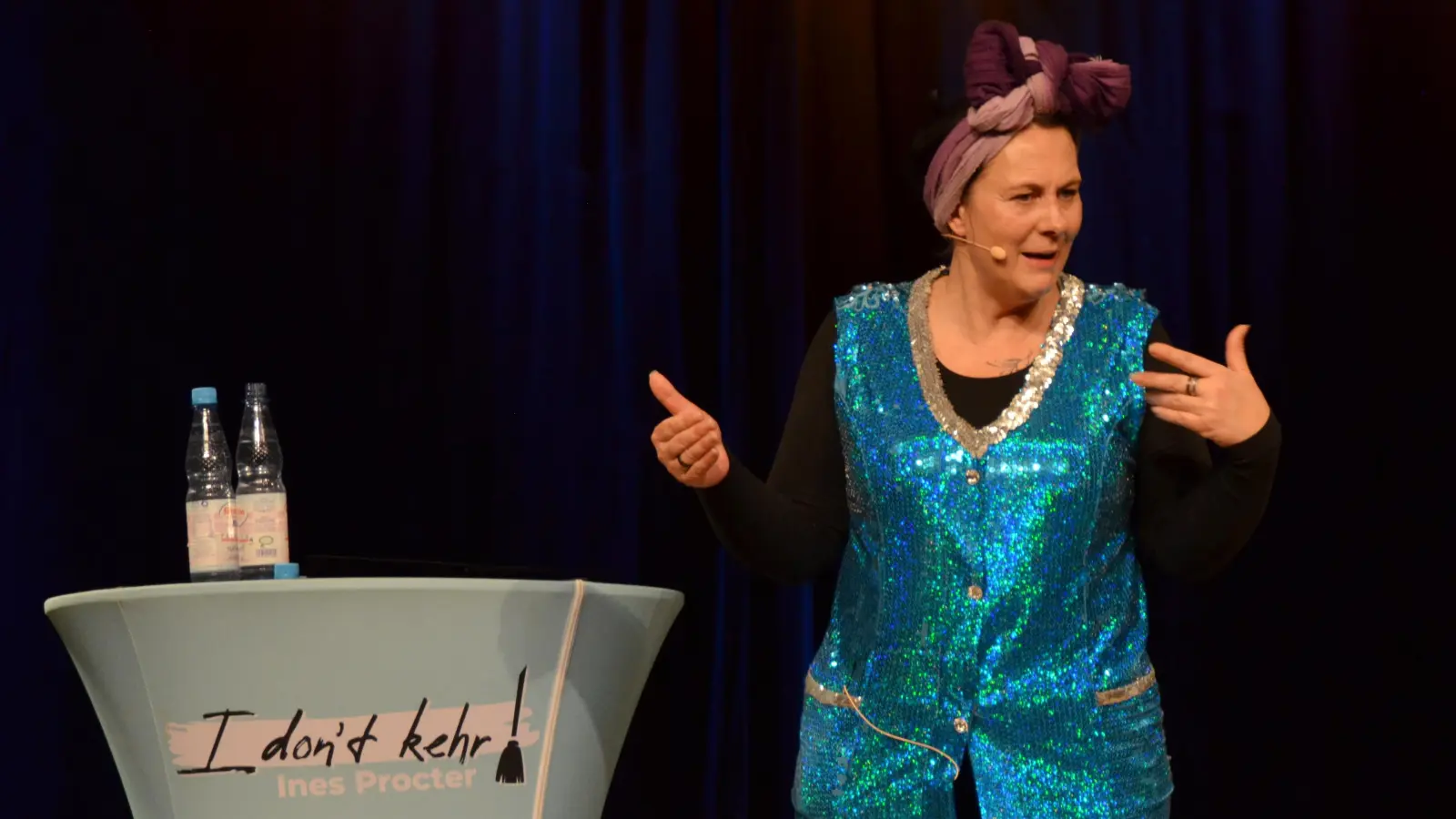 Sorgte beim Leutershäuser Kulturverein Aug und Ohr für viele Lacher: die fränkische „Putzfraa“ Ines Procter. (Foto: Yvonne Neckermann)