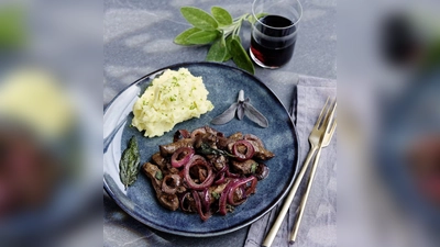 Klassische Beilage mit Twist: Balsamico-Zwiebeln ergänzen gebratene Leber ideal. (Foto: KDK/Deutsches Kalbfleisch/dpa-tmn)