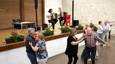 Die Tanzfläche war beim Seniorennachmittag voll. (Foto: Irmeli Pohl)