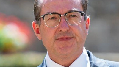 Innenminister Dobrindt plädiert für Ausweitung der Überwachungsmöglichkeiten.  (Foto: Daniel Vogl/dpa)