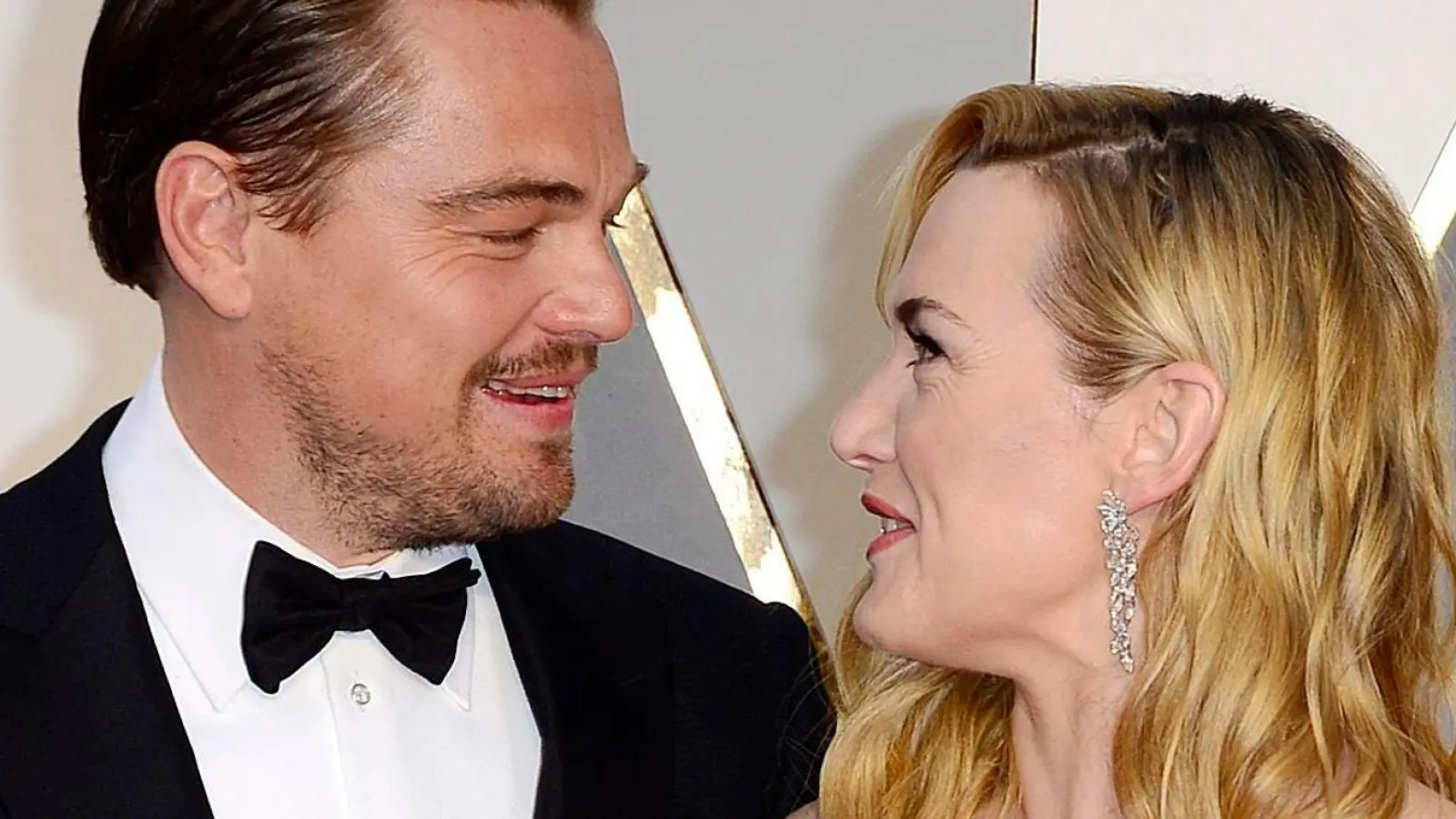 Hatten ein schmieriges Kuss-Erlebnis: Leonardo DiCaprio und Kate Winslet. (Foto: Mike Nelson/EPA/dpa)