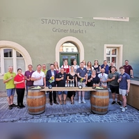Zusammen mit Frankens Weinkönigin Angelina (vorne, Mitte) sorgten sechs Weinprinzessinnen für Glanz beim Auftakt. Kredenzt wurde ein Rotling aus Volkach. (Foto: Jürgen Binder)