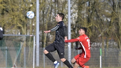 Michael Sperr (links, im Testspiel gegen den Erlanger Sebastien Döring) sorgte für den 1:2-Endstand. (Foto: Martin Rügner)