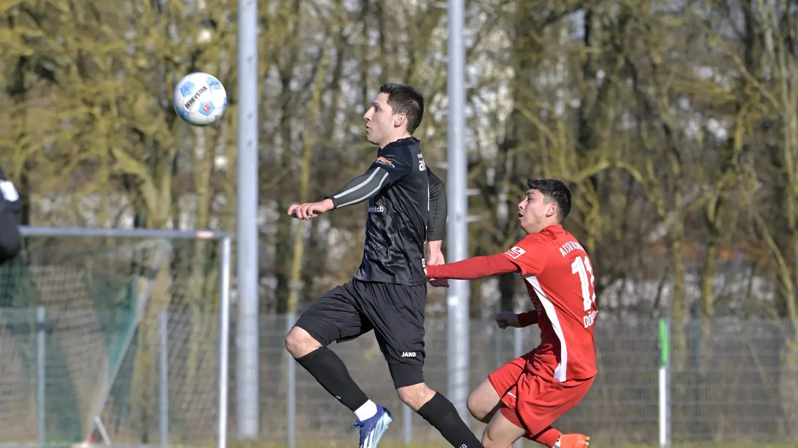 Michael Sperr (links, im Testspiel gegen den Erlanger Sebastien Döring) sorgte für den 1:2-Endstand. (Foto: Martin Rügner)