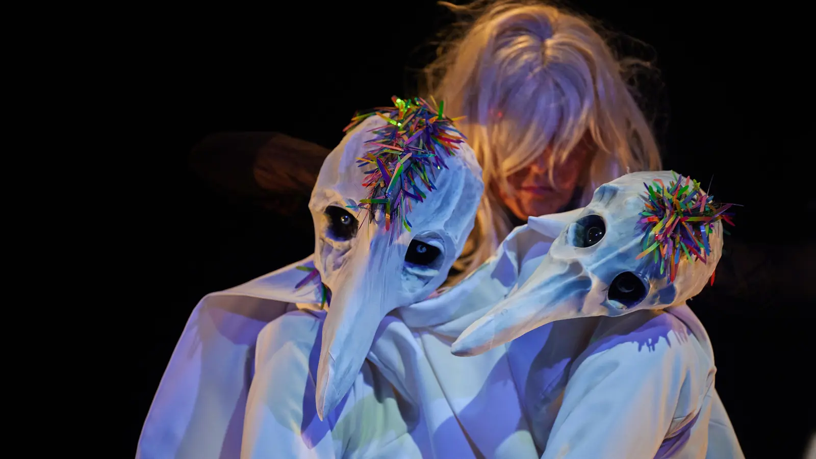 Mit dem zauberschönen Stück „Wild Beauties“ gastierte Anne-Kathrin Klatt bei den Ansbacher Puppenspielen. (Foto: Yared Mayer)