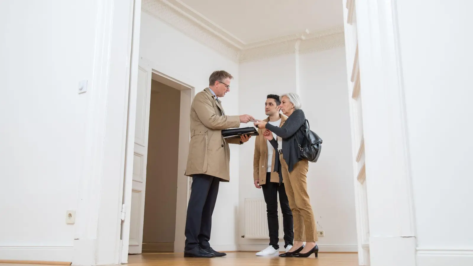 So klappt&#39;s mit dem Mietvertrag: Wer sich gut auf eine Wohnungsbesichtigung vorbereitet, kann unter Umständen seine Chancen steigern. (Foto: Christin Klose/dpa-tmn)