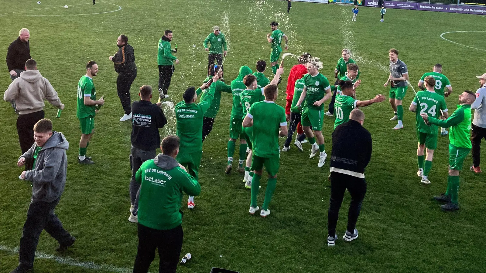 Wie hier in Lehrberg wurde auf der Frankenhöhe noch auf weiteren vier Sportplätzen gejubelt. Der TSV holte als einziger A-Klassist einen Gruppensieg im Ligapokal. (Foto: Annika Roth)