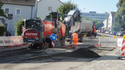 Die Fahrbahndecke der B13 im Bereich der Philipp-Zorn-Straße wird derzeit auf 226 Metern abgefräst, die Straße bleibt bis Anfang September für den Umbau der Kreuzung zur Welserstraße gesperrt. (Foto: Winfried Vennemann)