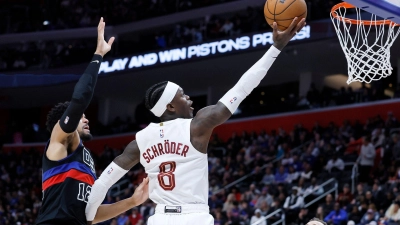 Dennis Schröder hatte gegen sein ehemaliges Team Detroit nicht seinen besten Tag. (Foto: Duane Burleson/AP/dpa)