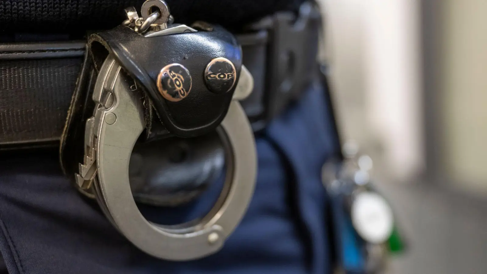 Die Polizei nahm den Mann nach einer kurzen Fahndung fest. (Symbolbild) (Foto: Peter Kneffel/dpa)