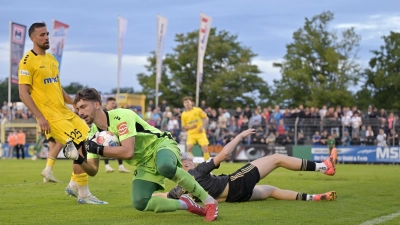 Beim Saisoneröffnungsspiel hielt Torwart Maurice Dehler den Sieg für die SpVgg Bayreuth (links Alexander Seidel) fest. Trotz bester Torchancen stand die SpVgg Ansbach (in Schwarz Robin Hilpert) am Ende mit leeren Händen da. (Foto: Martin Rügner)