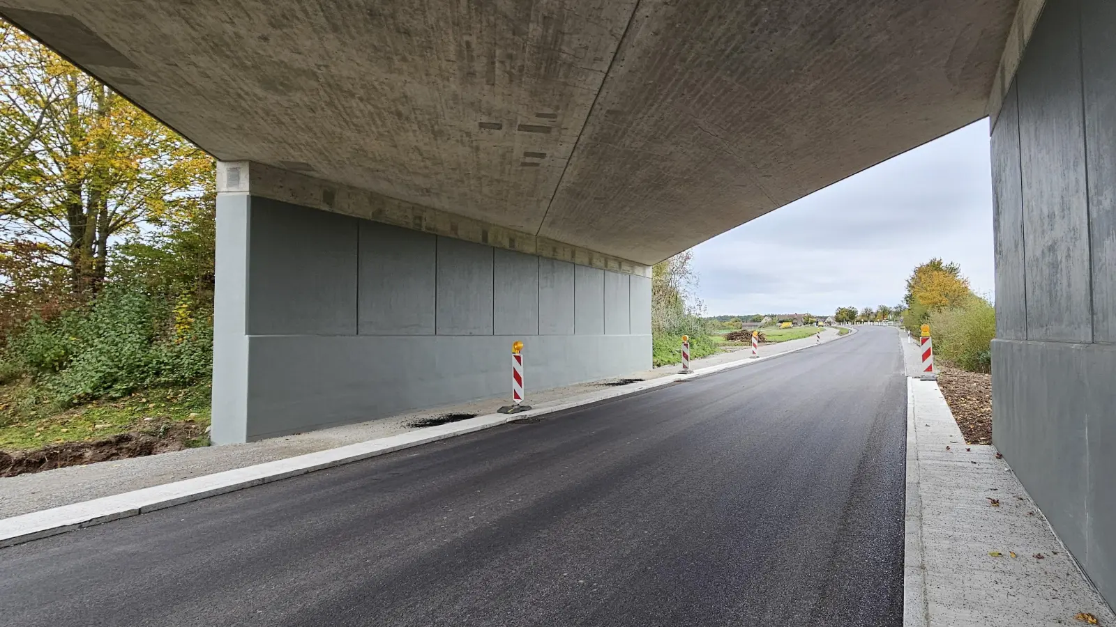 Und der Radweg passt doch mit unter die Bahnbrücke: Der Staatsstraßenumbau bei Wiedersbach ist weitgehend fertiggestellt. (Foto: Wolfgang Grebenhof)