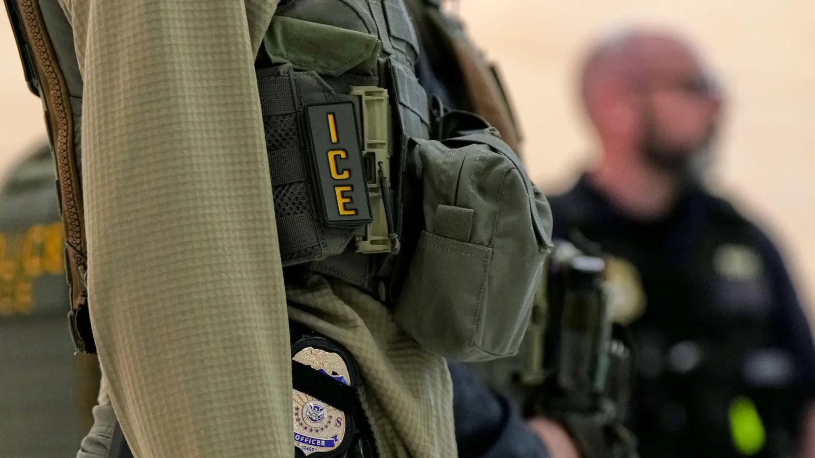 Trump zieht einen Personalvorschlag für die Einwanderungsbehörde ICE zurück. (Archivbild) (Foto: Angelina Katsanis/AP/dpa)