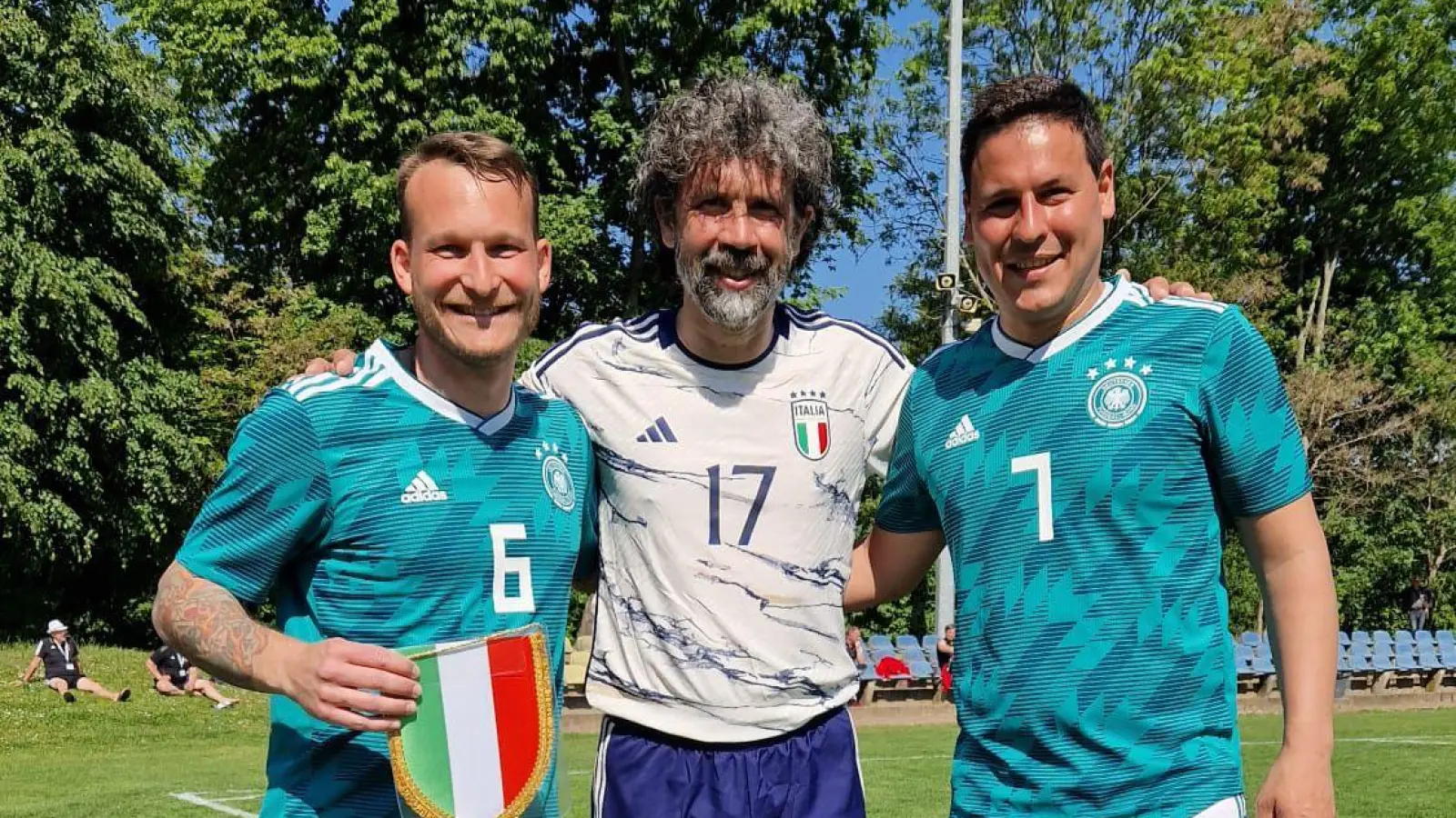 Sie sind Bürgermeister in Aurach und Schnelldorf und spielen in der Nationalmannschaft der Rathauschefs Fußball: Simon Göttfert (links) und Tobias Strauß (rechts). Bei der Bürgermeister-EM in Leipzig stellten sie sich mit ihrem Veroneser Kollegen Damiano Tommasi zum Bild auf. Er war früher Nationalspieler in Italien. (Foto: Stefanie Strauß)