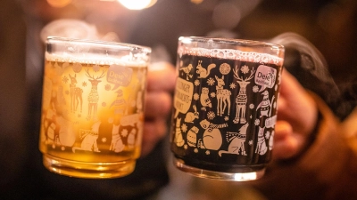 Statt besinnlicher Stimmung sorgte ein „Glühweinmarsch” von Studierenden in Weidenbach für einen Polizeieinsatz. (Symbolbild: Christoph Schmidt/dpa)