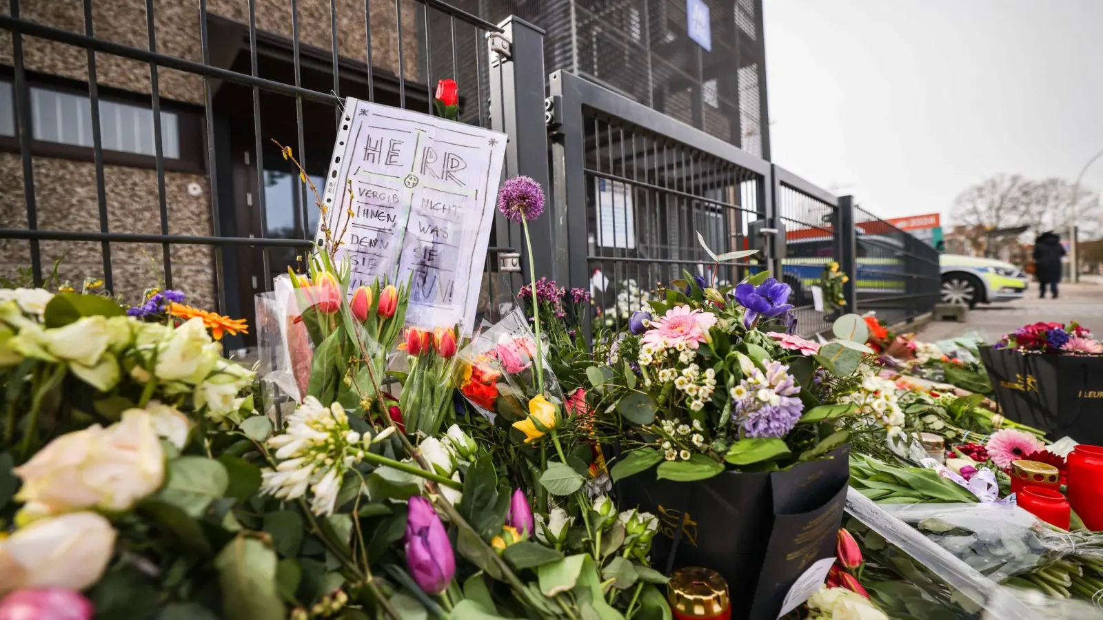 Trauer vor dem Eingangsbereich des Gemeindehauses der Zeugen Jehovas in Hamburg. (Foto: Christian Charisius/dpa)