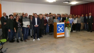 Die Empfängerinnen und Empfänger der Spenden mit (rechts außen) Stiftungsvorsitzenden Jürgen Seifert. (Foto: Walter Oberhäußer)